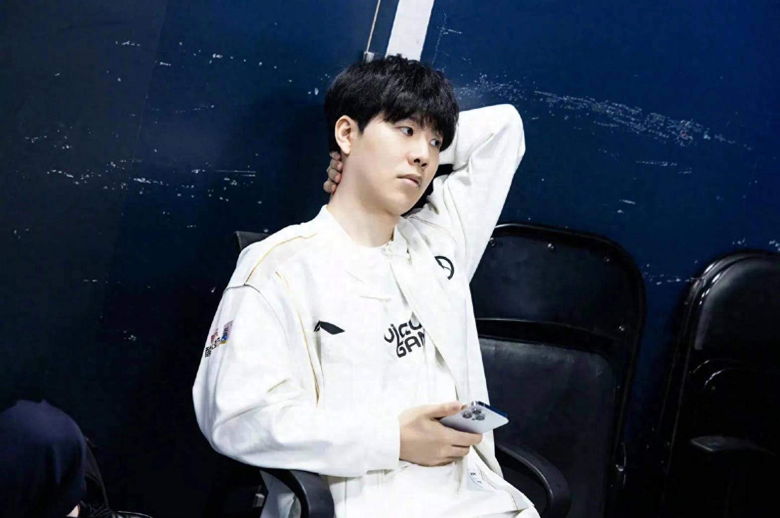 回传或停球 回传或停球